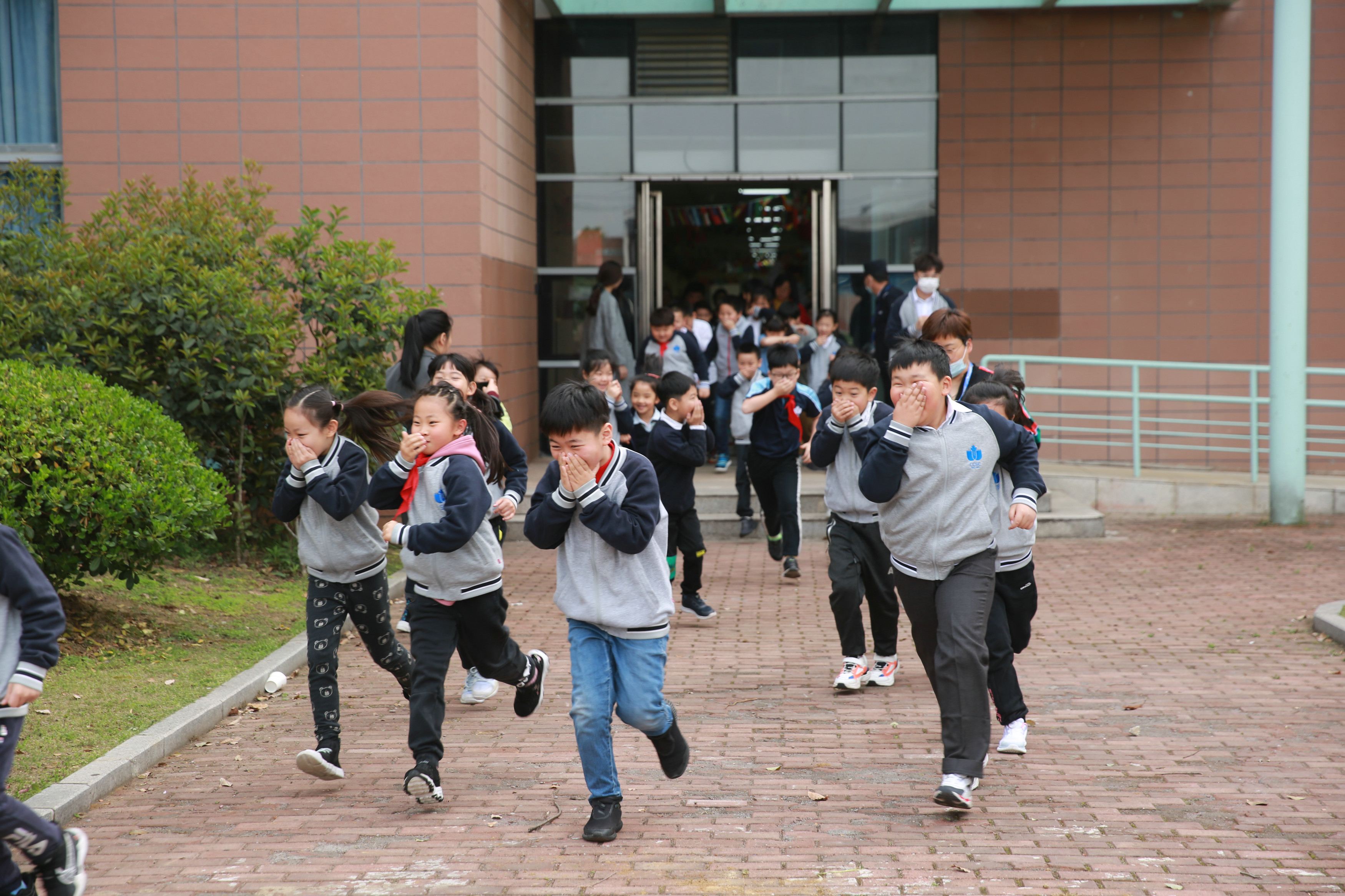 消防演练进校园 筑牢安全防火墙
